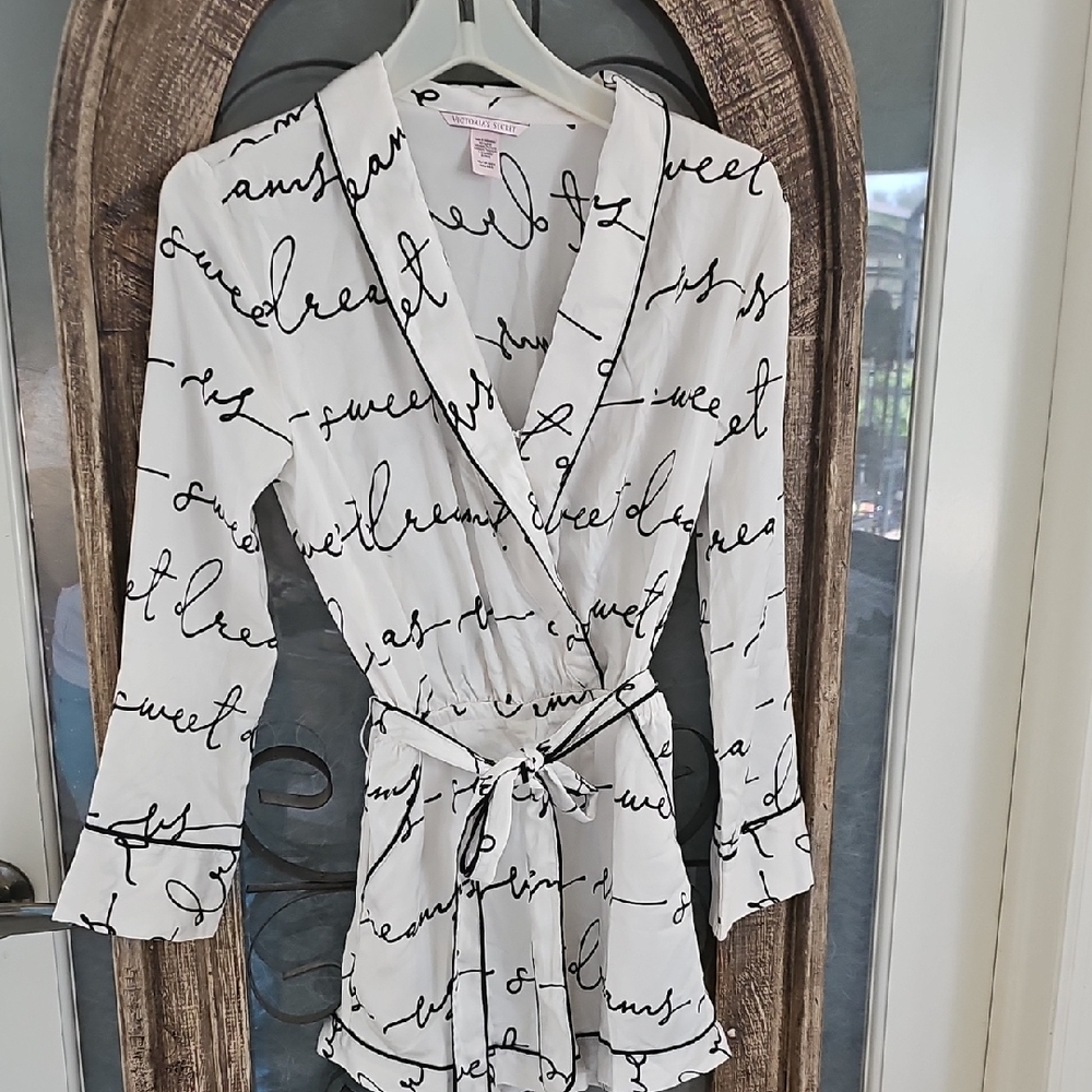 Sweet Dreams Black and White Wrap Robe Intimate Loungewear